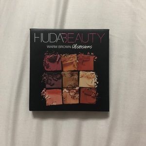 Huda Beauty eye shadow palette